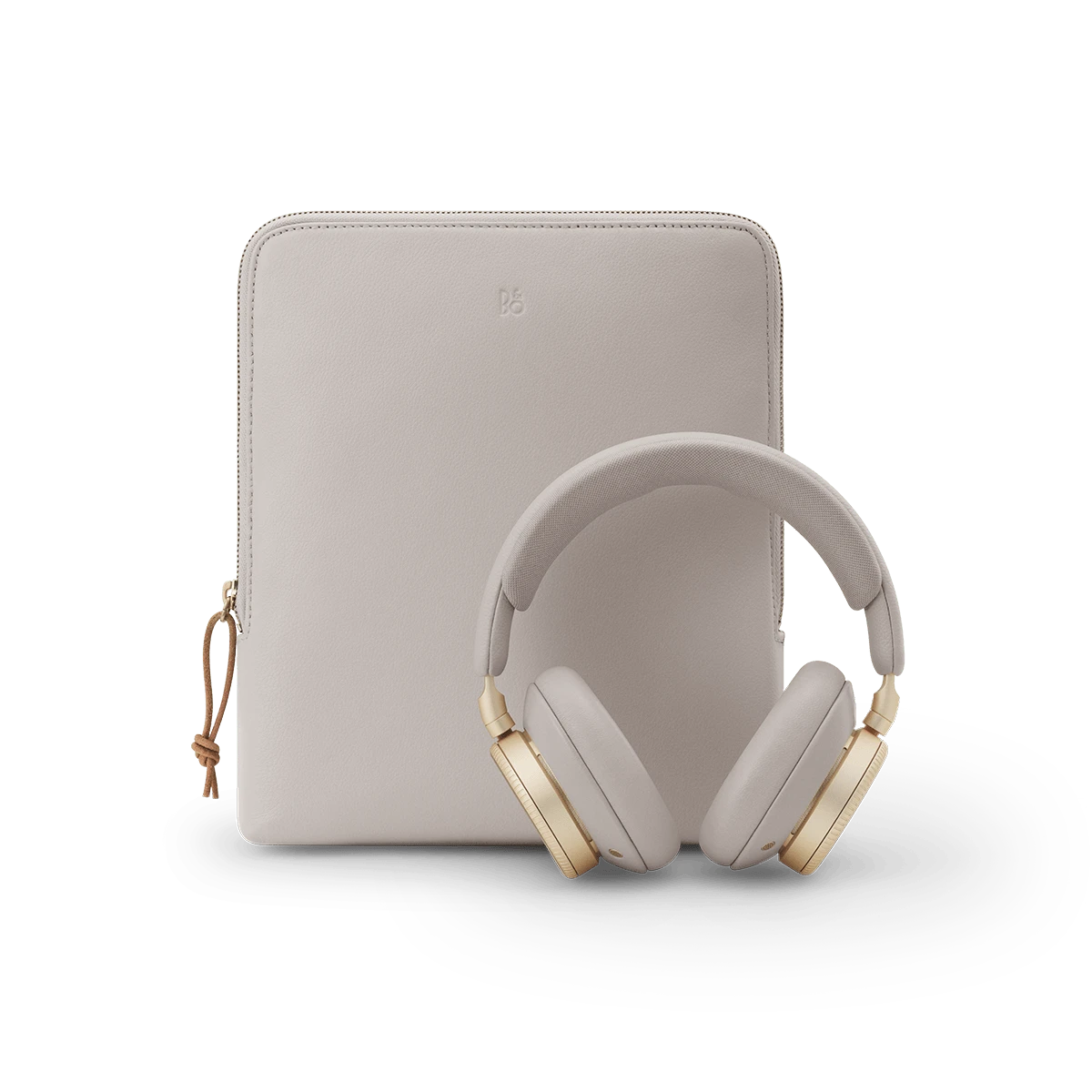 Leather pouch for the Beoplay H100 in Hourglass Sand with the headset next to it